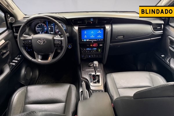 TOYOTA HILUX SW4 2.8 D-4D TURBO DIESEL SRX PLATINUM 7L 4X4 AUTOMÁTICO 2024/2024